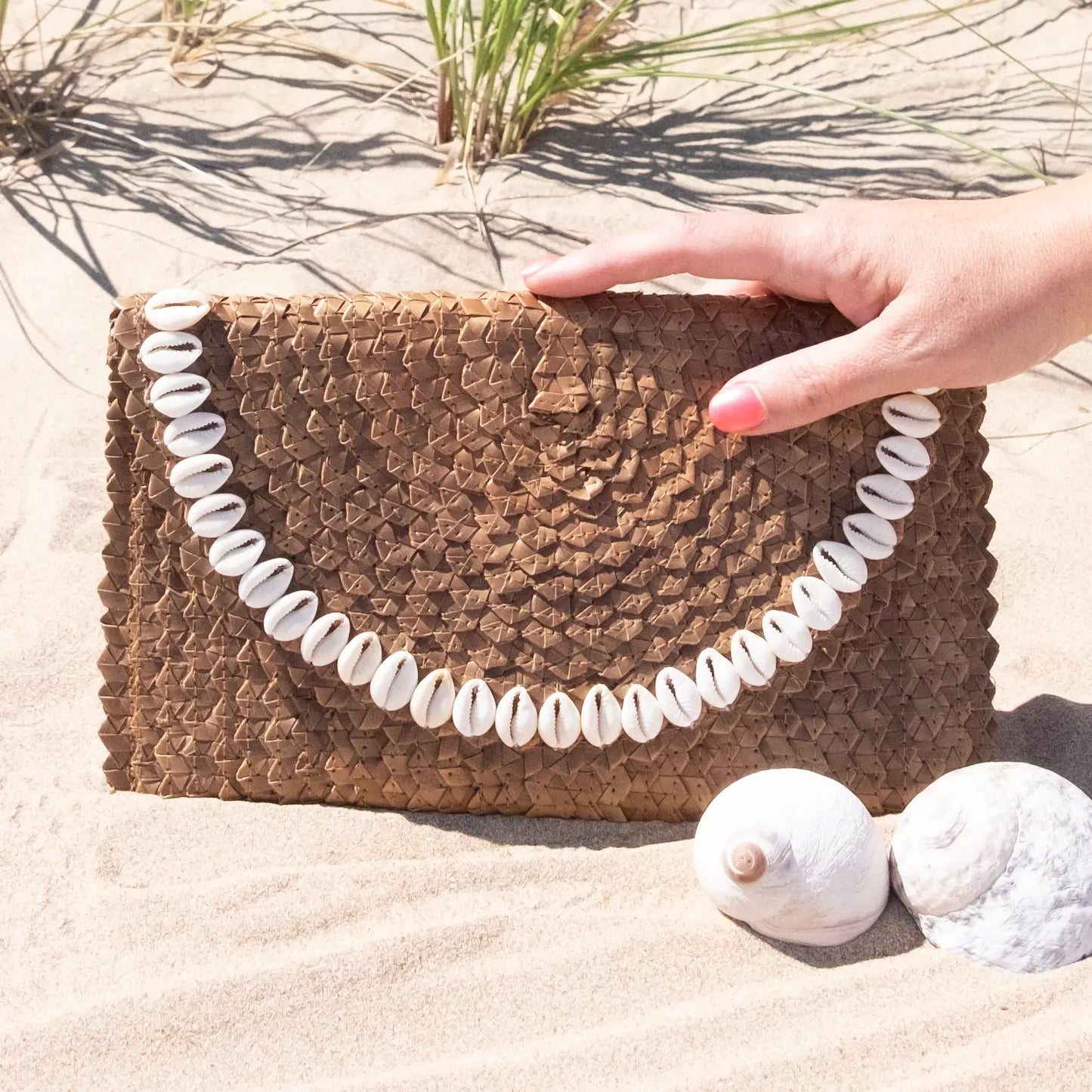 STRAW CLUTCH WITH SHELL TRIM