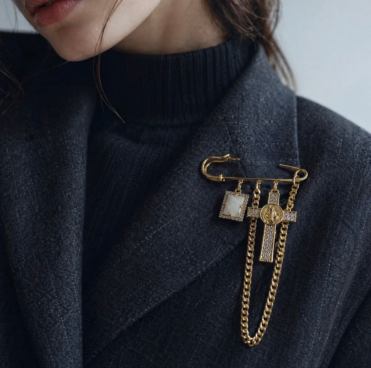 GOLD SAFETY PIN BROOCH PAVÉ CROSS