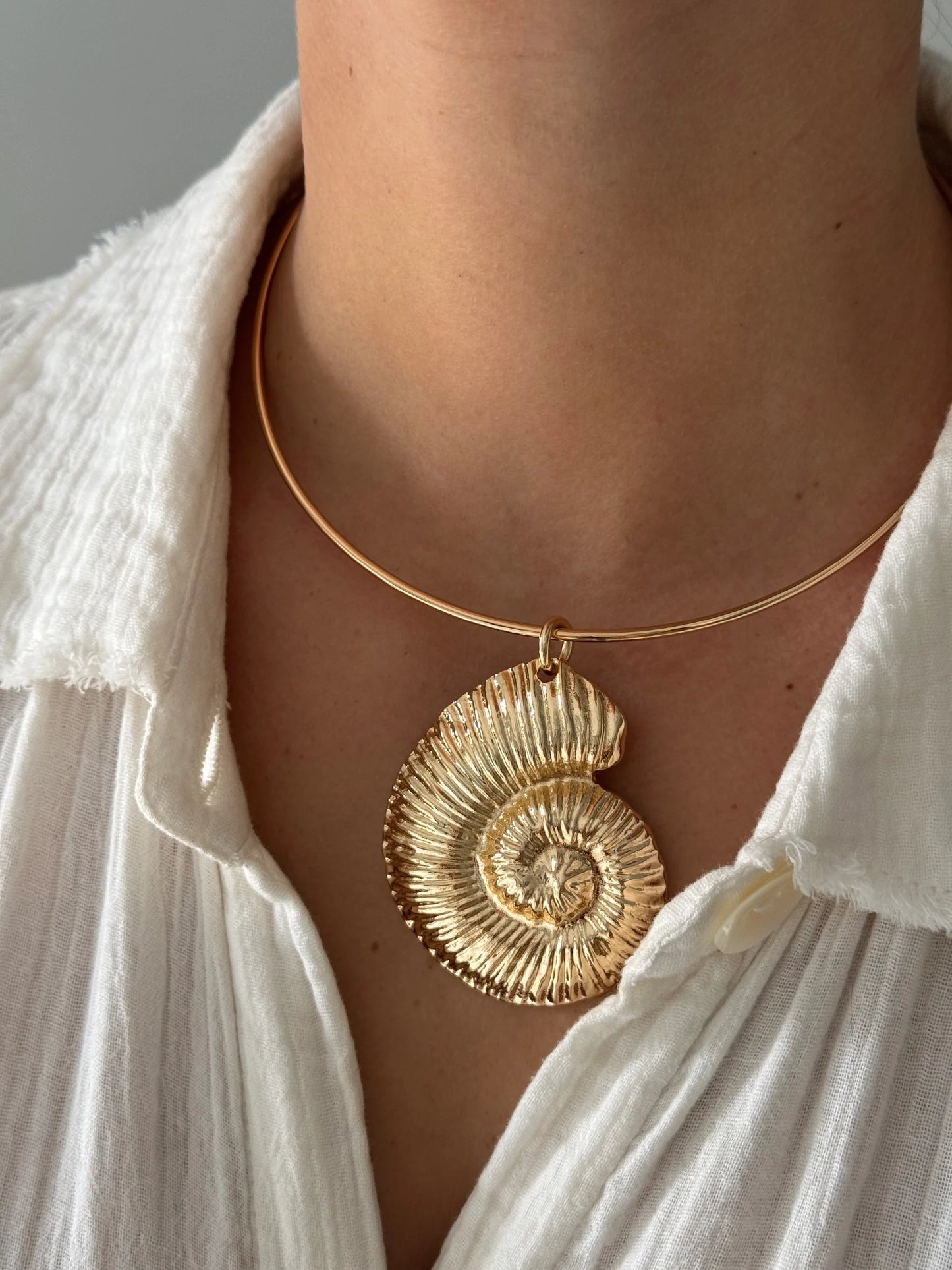 SHELL COLLAR NECKLACE