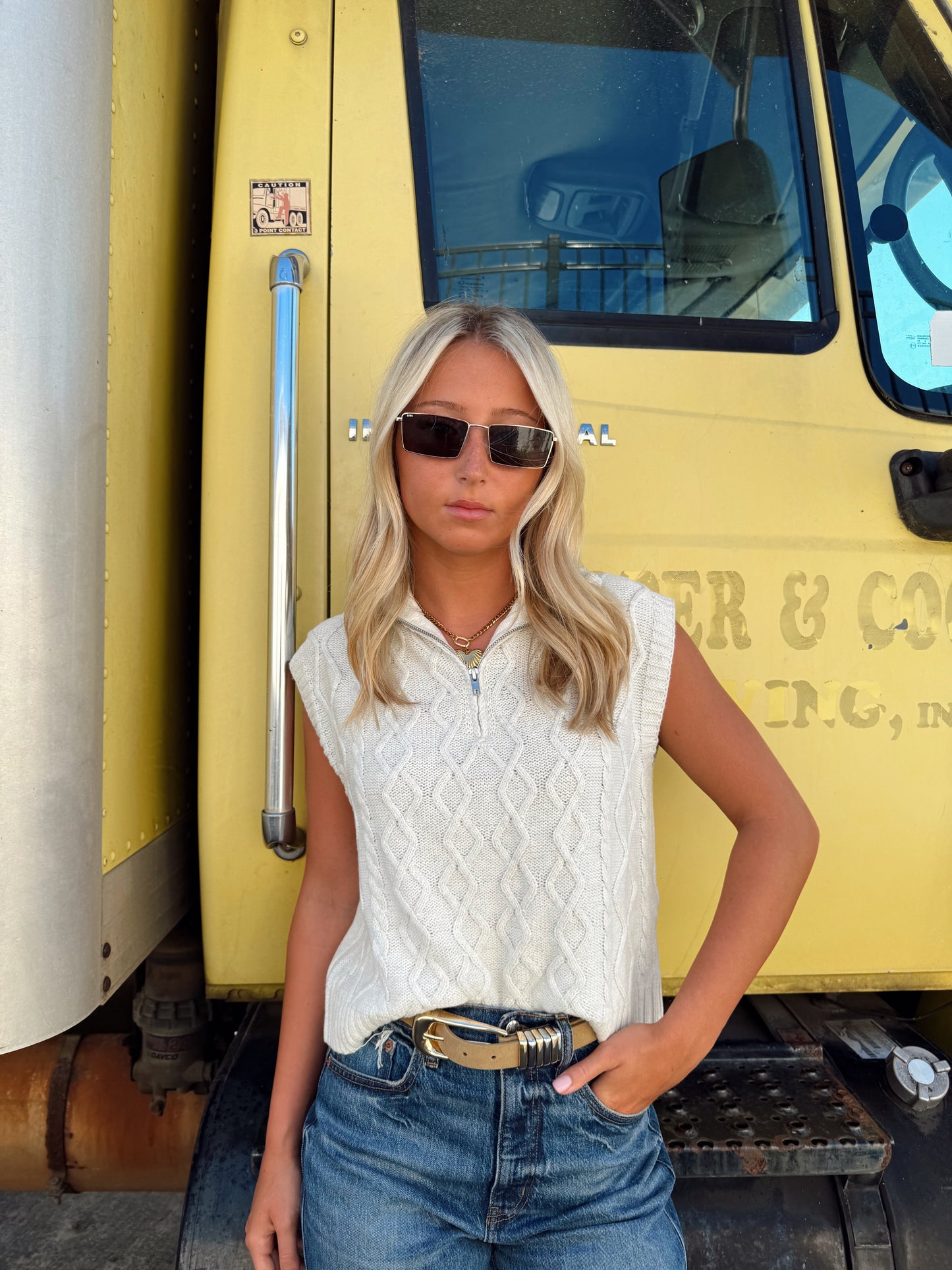 HALF ZIP SLEEVELESS SWEATER