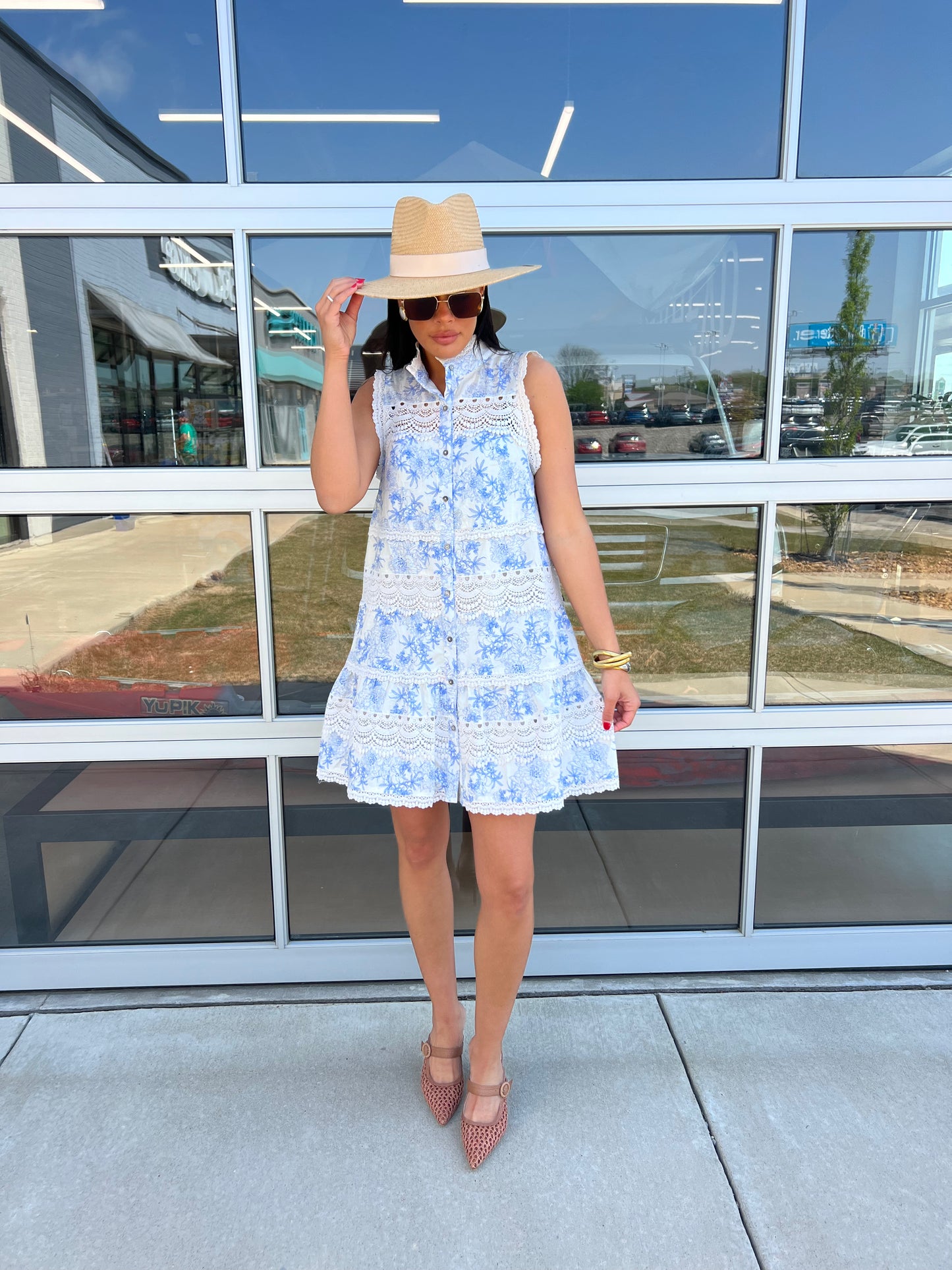 SLEEVELESS VNECK LACE DRESS