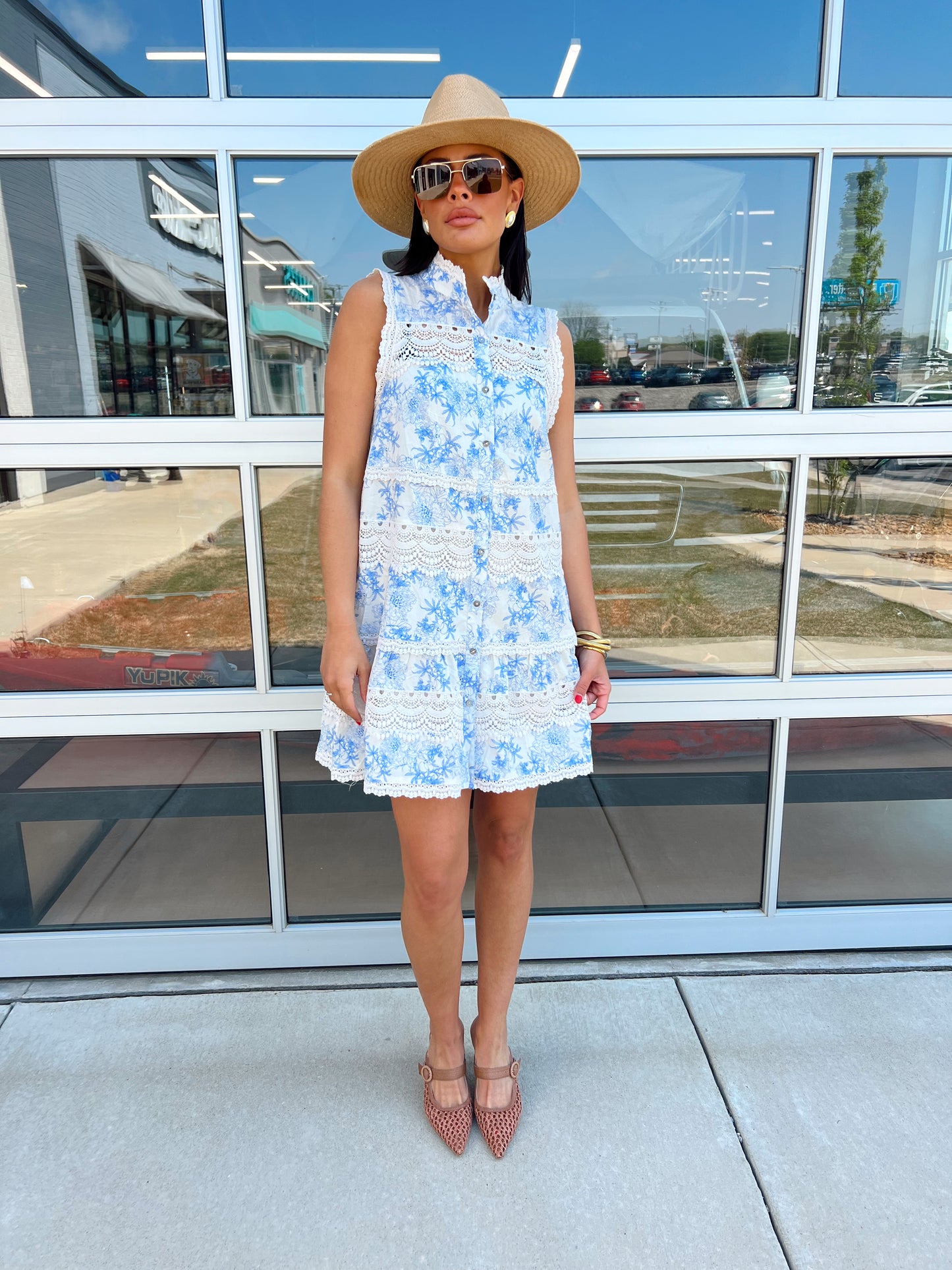 SLEEVELESS VNECK LACE DRESS