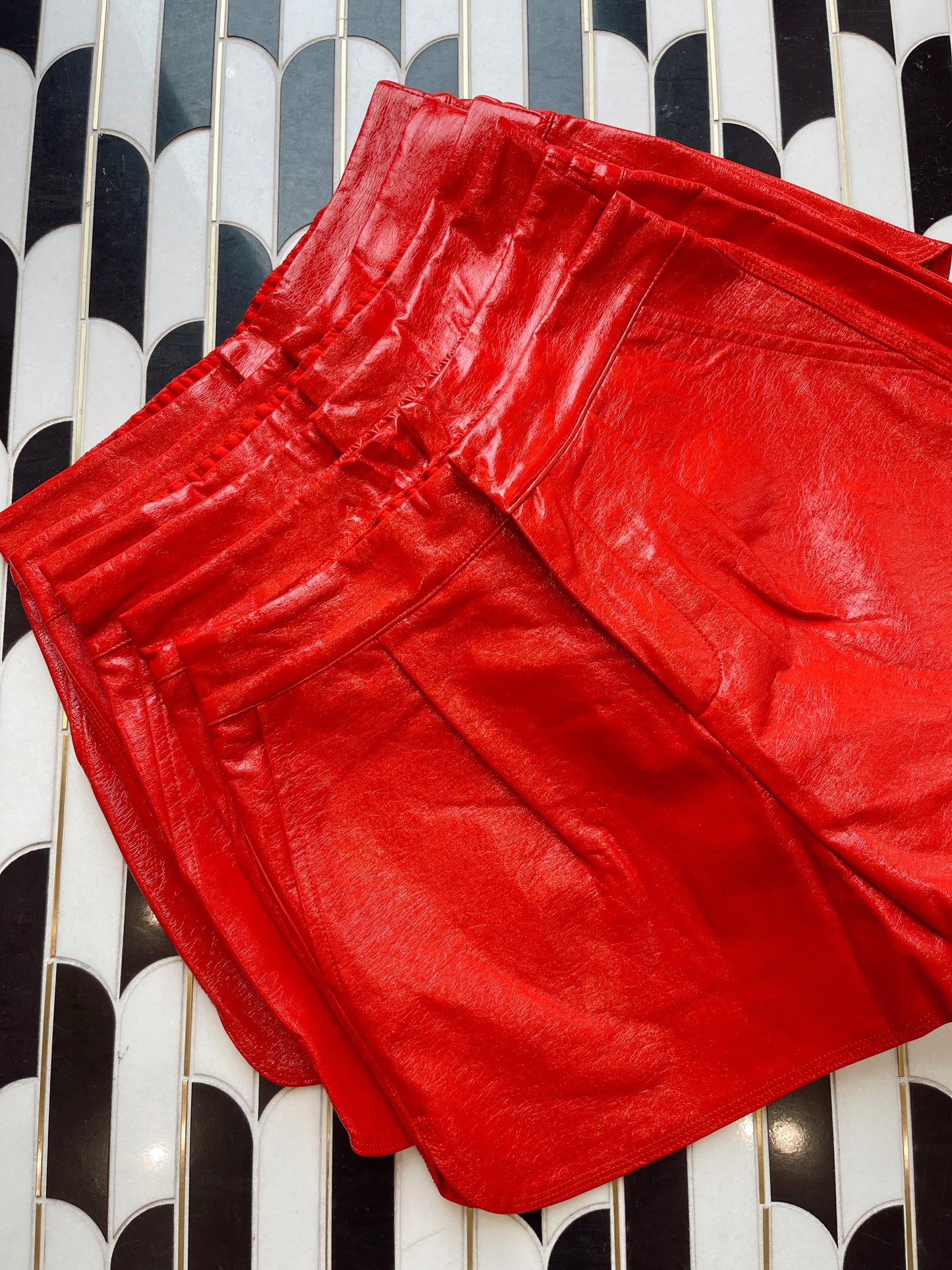 SHINY PU SHORT