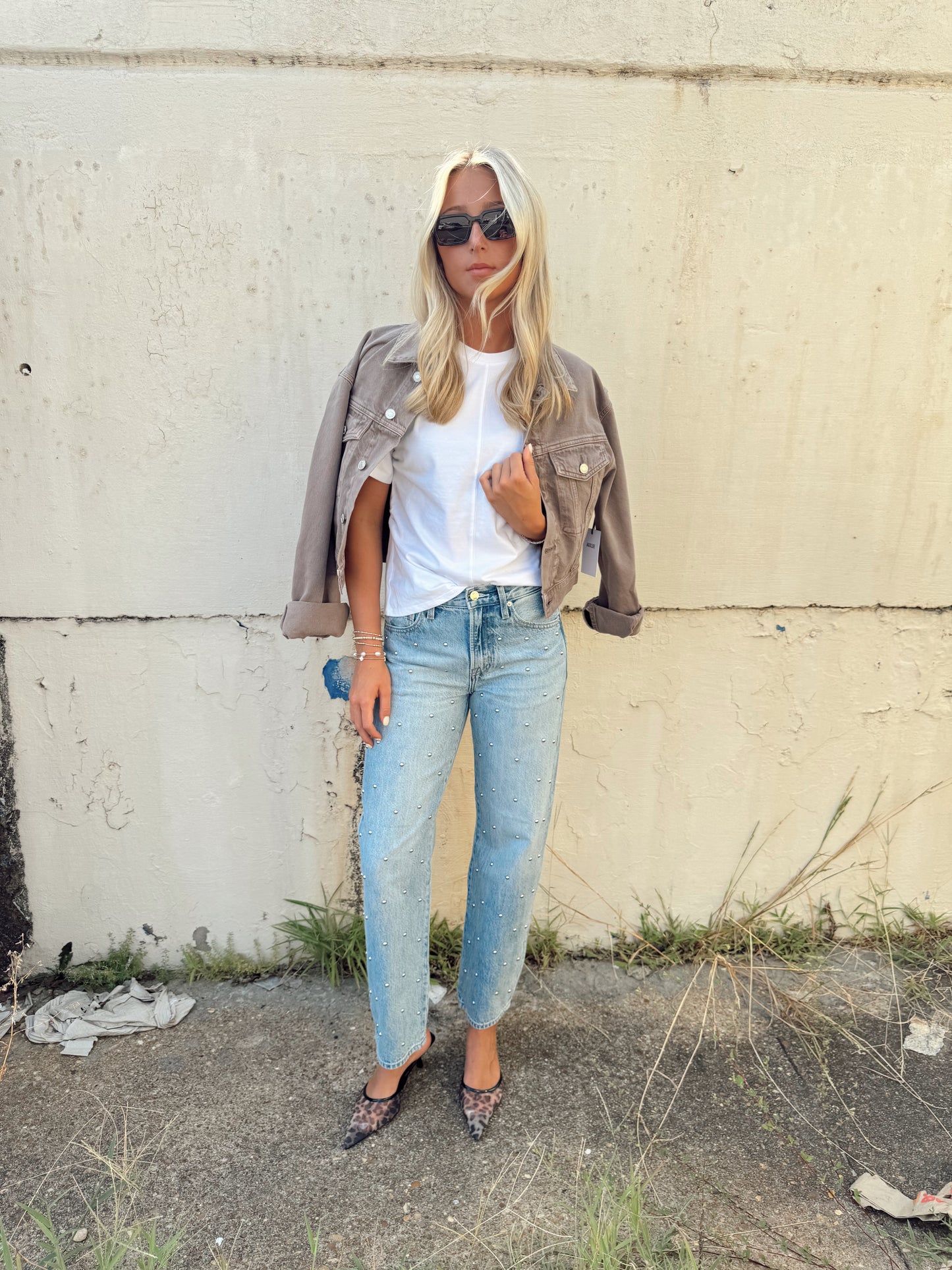 LEXI MID RISE BOWED STRAIGHT