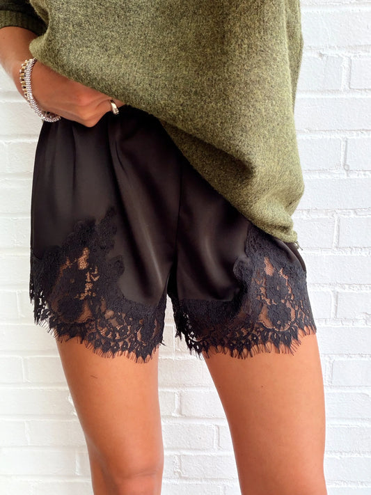 LACE TRIM SHORT