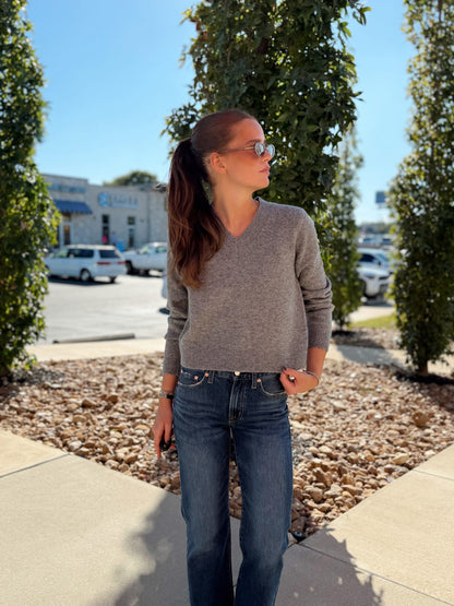 SUZIE KNIT V-NECK PULLOVER