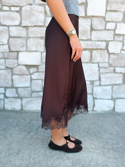 ENNIS SATIN LACE MIDI SKIRT