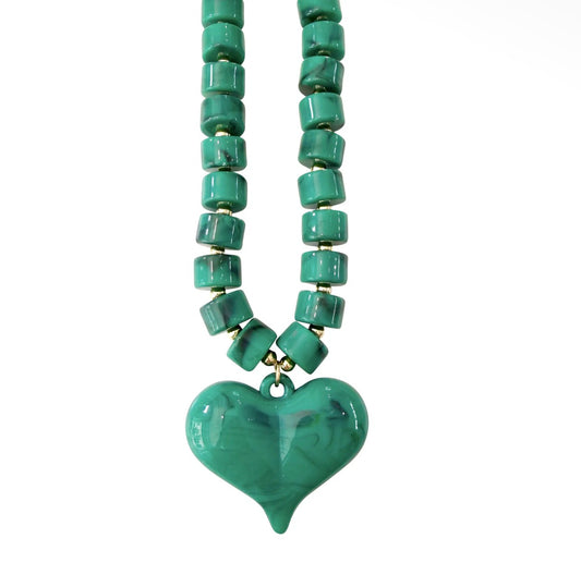 ABBIE GREEN BEADED NECKLACE WITH HEART CHARM