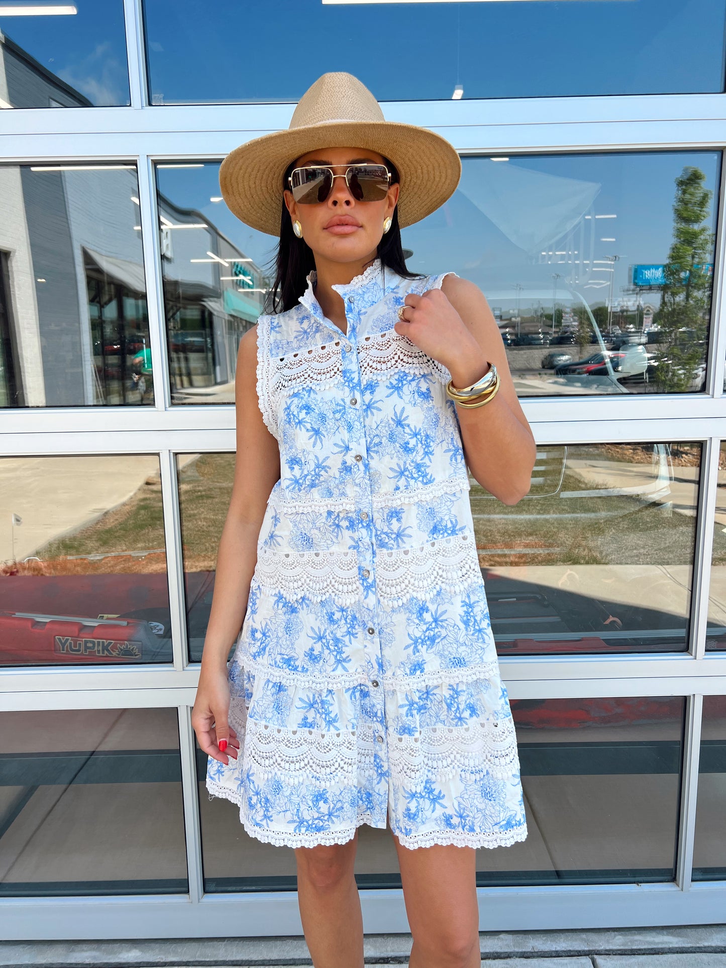 SLEEVELESS VNECK LACE DRESS