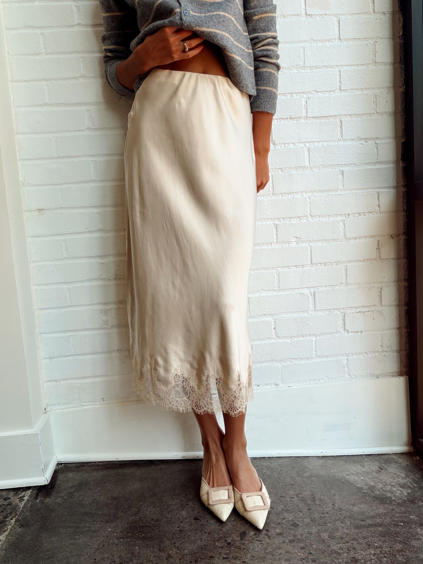ENNIS SATIN LACE MIDI SKIRT