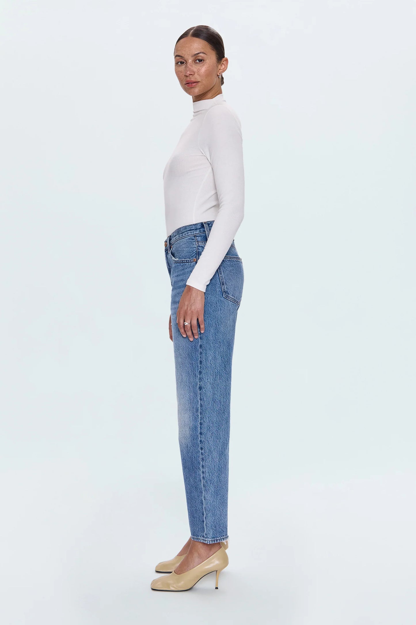 LEXI MID RISE BOWED STRAIGHT