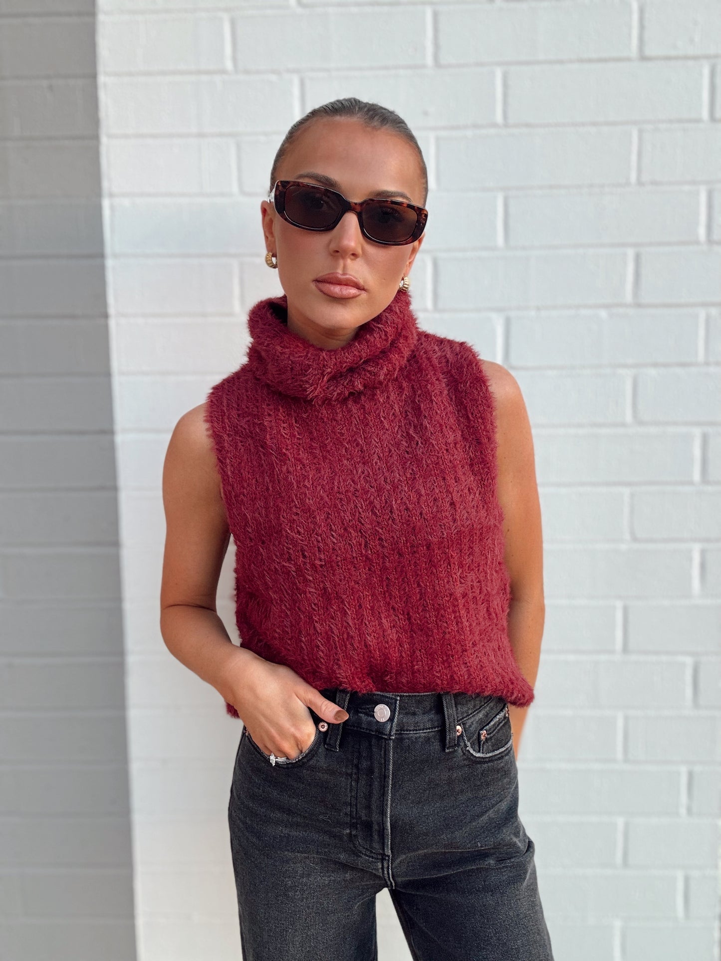 COLETTE SLEEVELESS TURTLE NECK