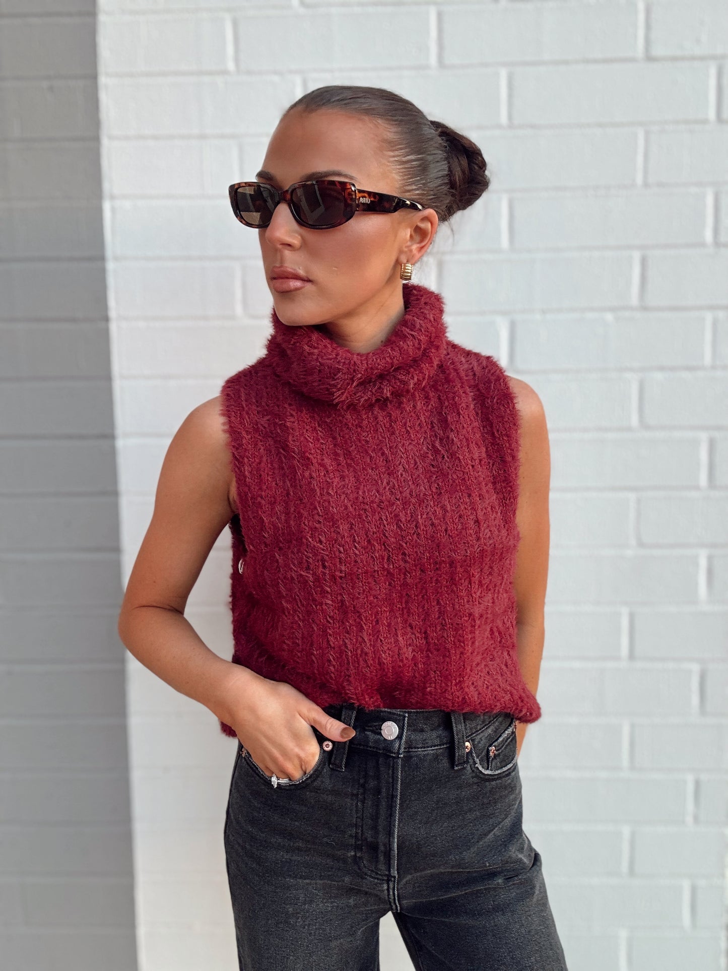 COLETTE SLEEVELESS TURTLE NECK