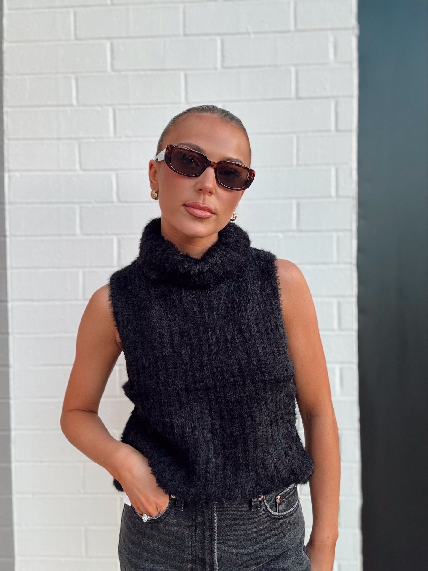 COLETTE SLEEVELESS TURTLE NECK