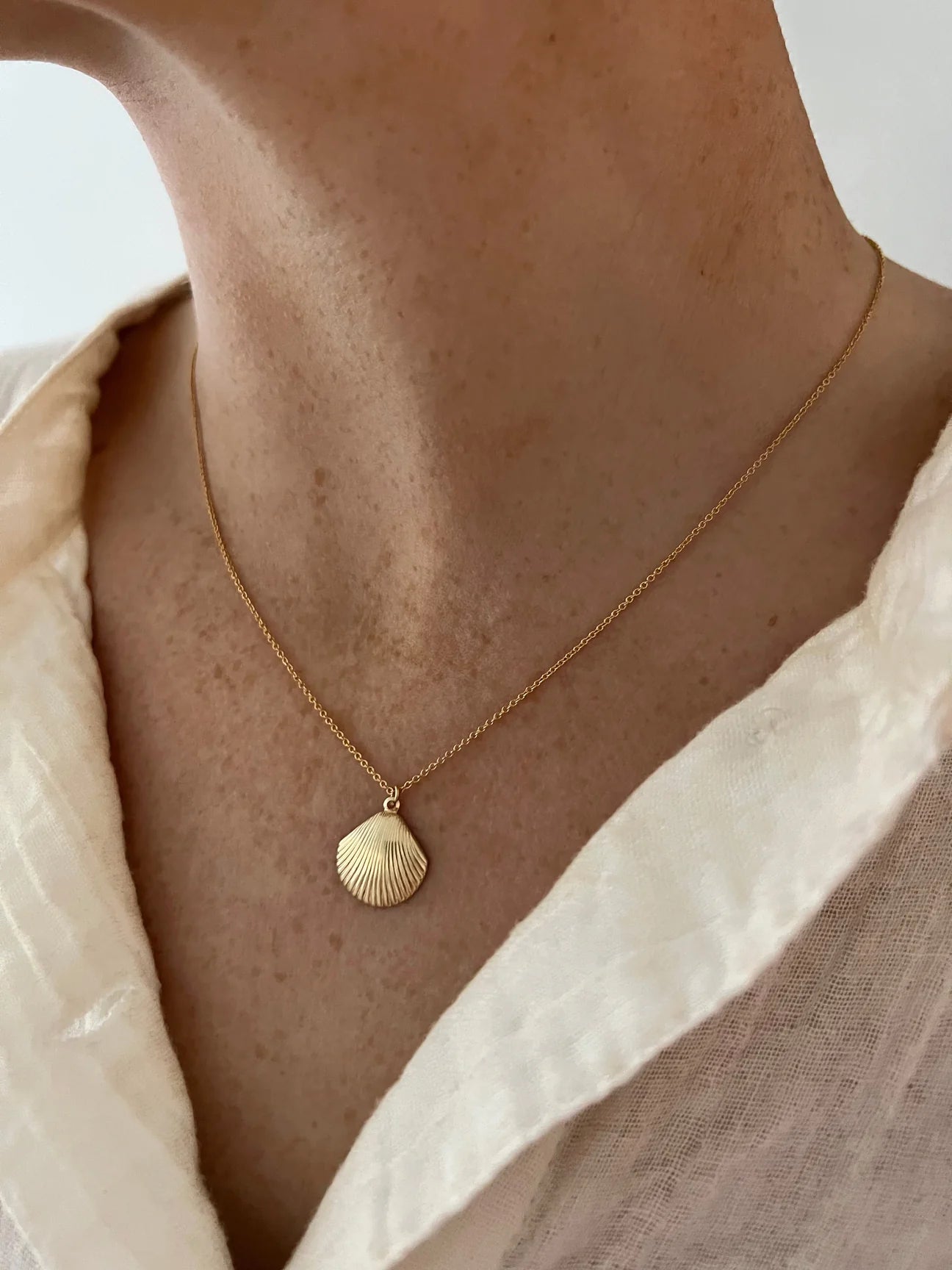 SCALLOPED SHELL ON GOLD CHAIN